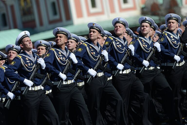 Военнослужащие парадных расчетов проходят по Красной площади во время генеральной репетиции парада Победы