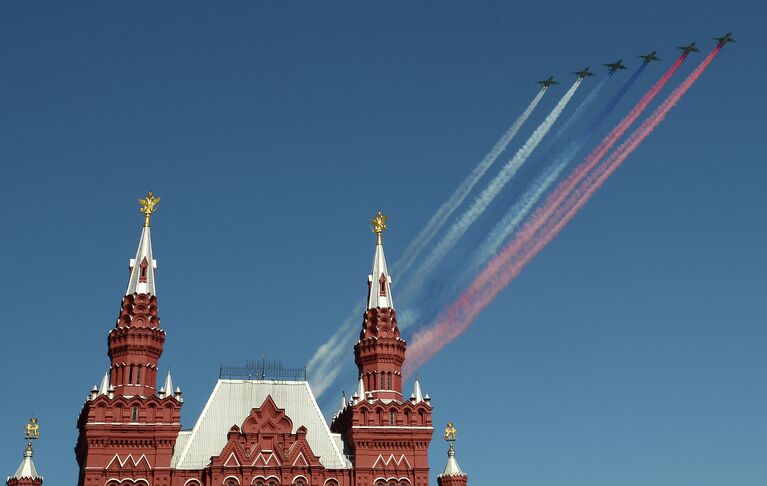 Штурмовики Су-25СМ пролетают над Красной площадью во время генеральной репетиции парада Победы