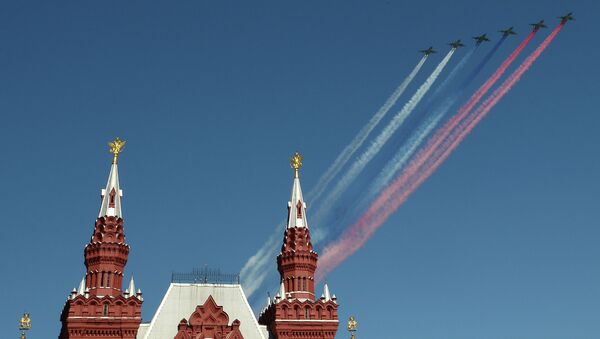 Штурмовики Су-25СМ пролетают над Красной площадью во время генеральной репетиции парада Победы. Архив