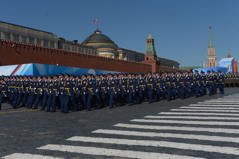 Военнослужащие парадных расчетов проходят строем по Красной площади во время генеральной репетиции парада Победы