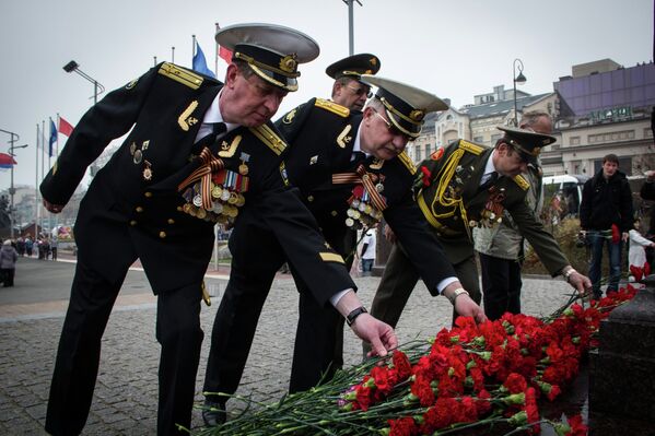 Возложение цветов к стеле Владивосток – город воинской славы