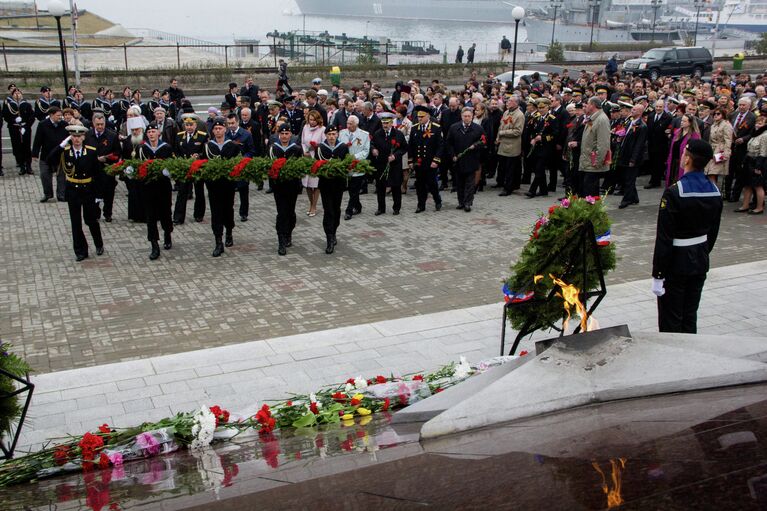 Возложение венков и цветов к Вечному огню мемориала Боевая слава Тихоокеанского флота