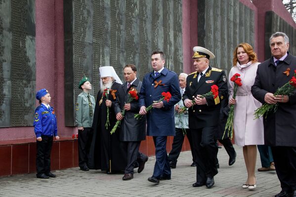 Возложение цветов к стене Памяти владивостокцев, погибших в годы Великой Отечественной войны