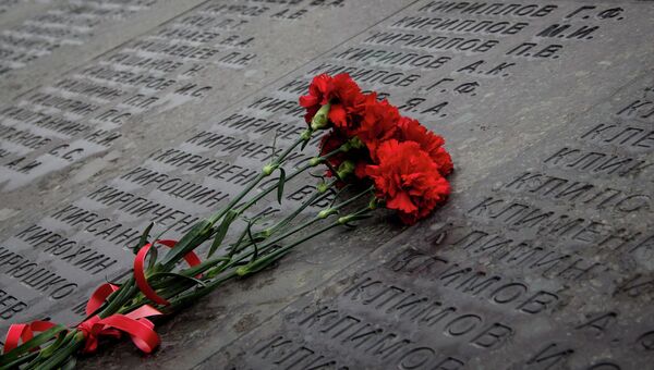 Возложение цветов к стене Памяти владивостокцев, погибших в годы Великой Отечественной войны