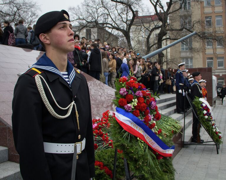 Возложение венков и цветов к Вечному огню мемориала Боевая слава Тихоокеанского флота