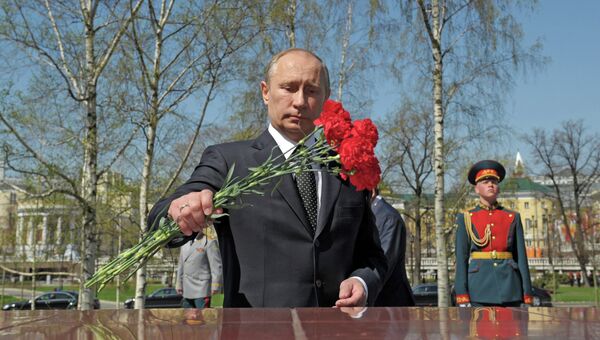 Возложение венка и цветов к Могиле Неизвестного солдата. Архивное фото