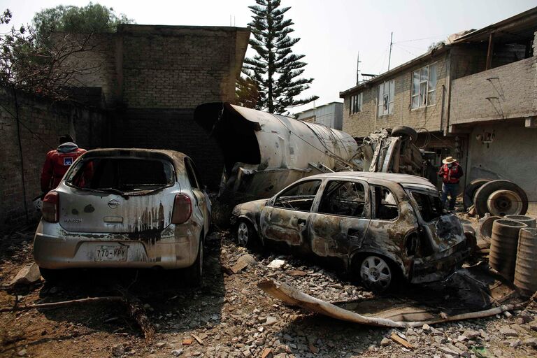 Последствия взрыва автоцистерны с газом в Мексике