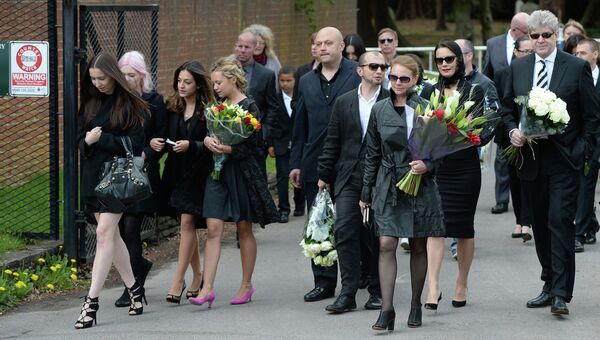 Гости прибывают на кладбище Бруквуд, где, предположительно, пройдут похороны бизнесмена Бориса Березовского