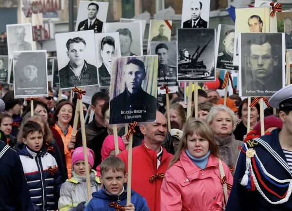 Участники марша Бессмертный полк на военном параде во Владивостоке