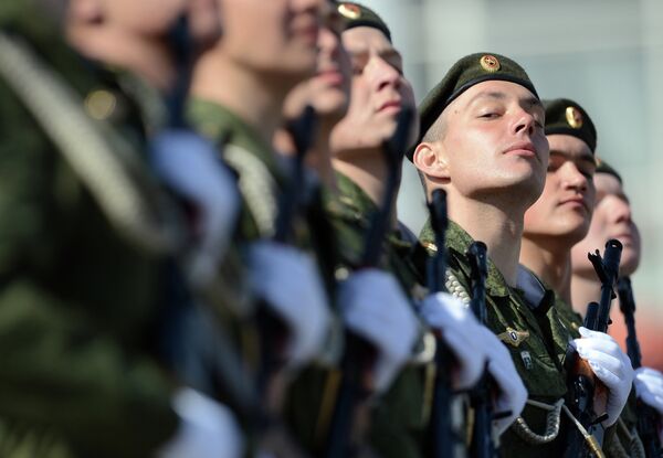 Войска сибирского гарнизона на площади Ленина на военном параде в Новосибирске