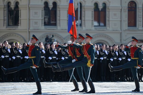 Военнослужащие отдельного комендантского Преображенского полка выносят государственный флаг РФ во время парада