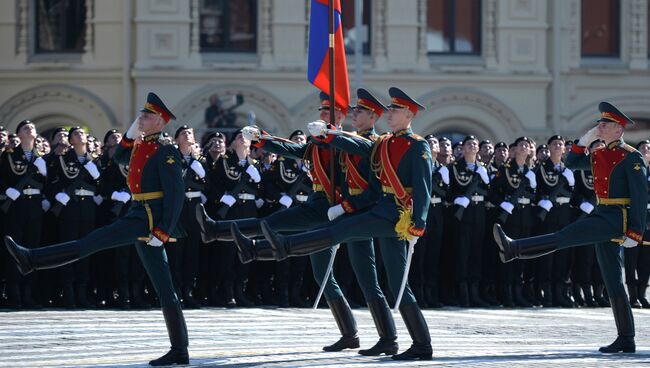 Военнослужащие отдельного комендантского Преображенского полка выносят государственный флаг РФ во время парада. Архивное фото