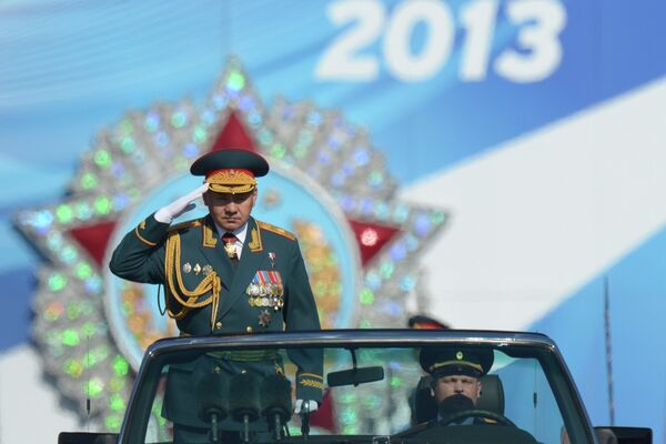 Министр обороны РФ Сергей Шойгу объезжает пешие парадные расчеты во время парада