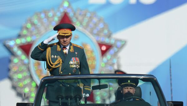Министр обороны РФ Сергей Шойгу объезжает пешие парадные расчеты во время парада