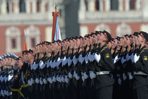 Военнослужащие приветствуют министра обороны РФ Сергея Шойгу во время парада