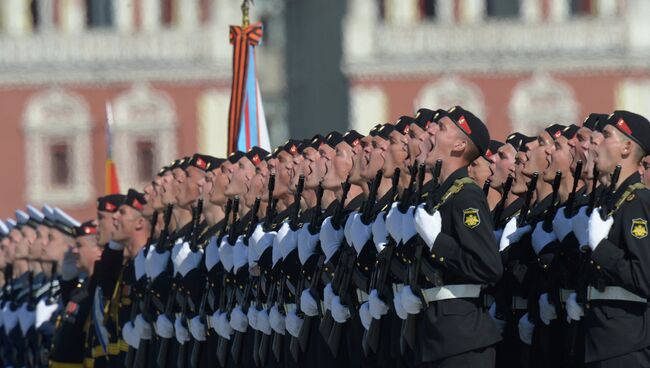 Военнослужащие приветствуют министра обороны РФ Сергея Шойгу во время парада