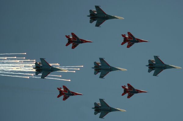 Истребители Су-27 и МиГ-29 пролетают над Красной площадью во время военного парада