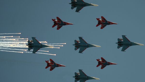 Истребители Су-27 и МиГ-29 пролетают над Красной площадью во время военного парада