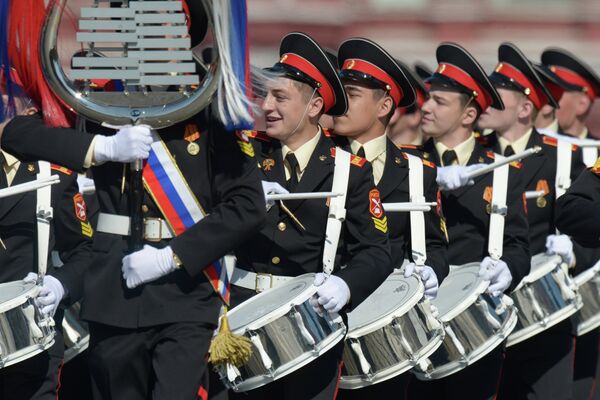 Воспитанники Московского музыкального военного училища во время парада