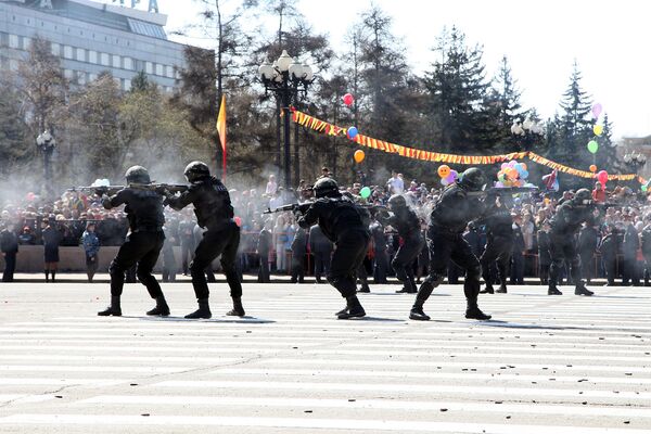 Показательные выступления СОБРа в Иркутске во время парада в честь победы в ВОВ