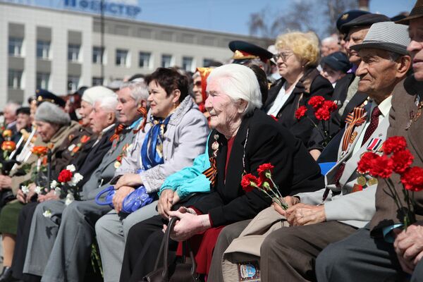 Ветераны на трибунах в Иркутске во время парада в честь победы в ВОВ