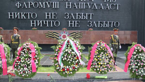 Церемония возложения венков к Вечному огню в Душанбе. Архивное фото