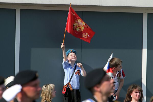 Зрители на военном параде в Калининграде