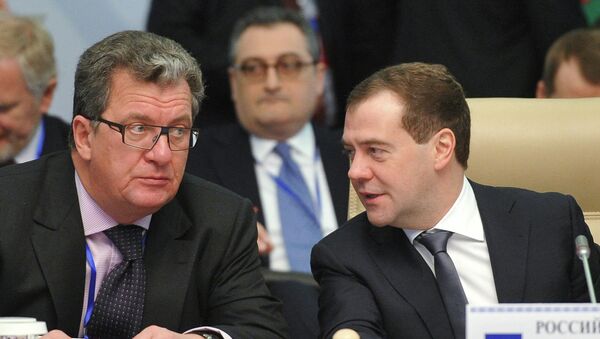 Дмитрий Медведев (справа) и Сергей Приходько. Архив
