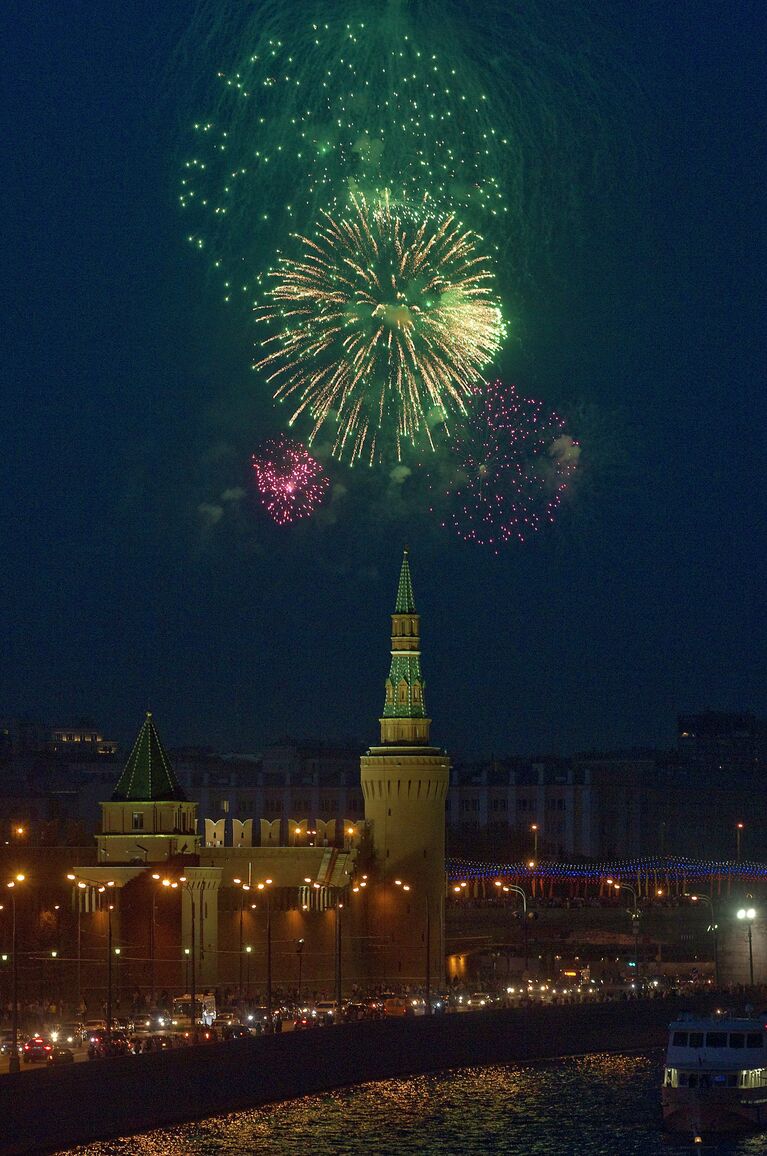 Праздничный салют в честь Дня Победы в Москве