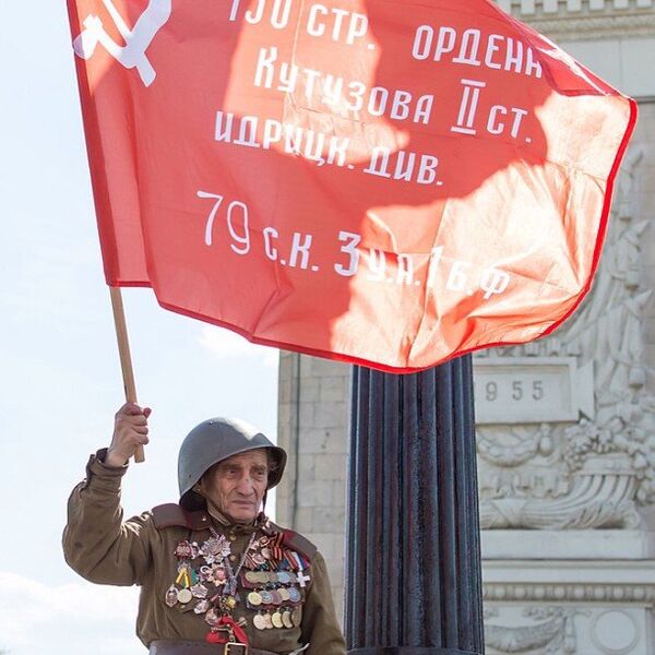Ветеран войны у Парка Горького в Москве