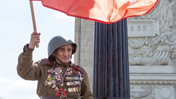 Ветеран войны у Парка Горького в Москве. Архивное фото