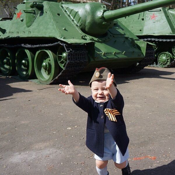 Ребенок на праздновании Для Победы 9 мая, Московская область, поселок Власиха