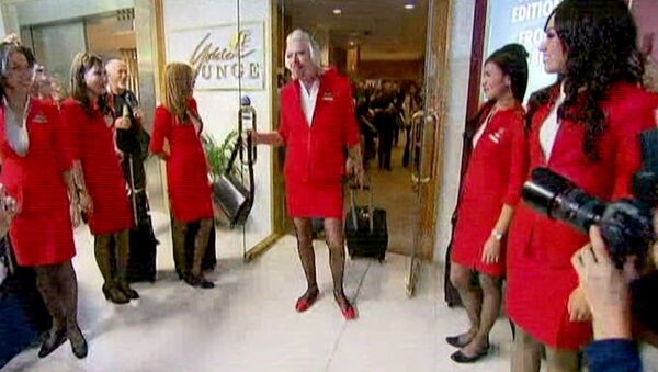 Миллиардер Брэнсон нарядился в юбку и чулки, чтобы поработать стюардессой