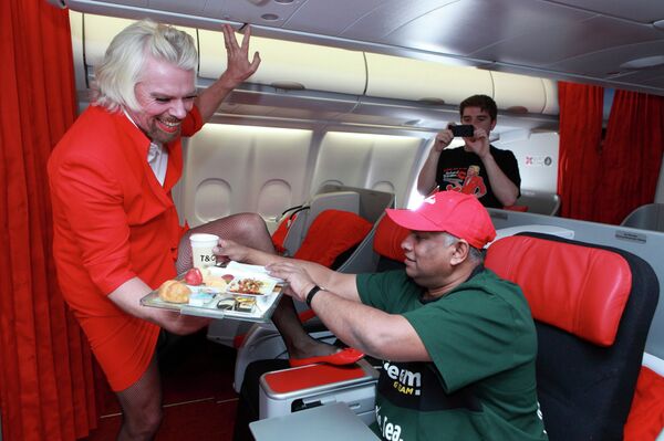 Ричард Брэнсон в качестве стюардессы авиаперевозчика AirAsia Ричард Брэнсон в качестве стюардессы авиаперевозчика AirAsia