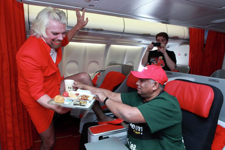 Ричард Брэнсон в качестве стюардессы авиаперевозчика AirAsia Ричард Брэнсон в качестве стюардессы авиаперевозчика AirAsia