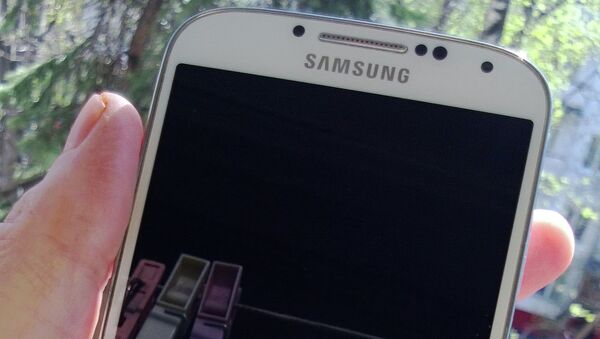 Samsung Galaxy S4 в руке, архивное фото