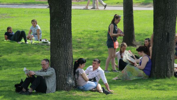 Горожане отдыхают в парке