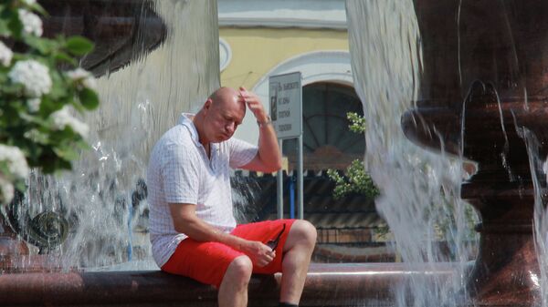 Мужчина у фонтана на Театральной площади в Москве
