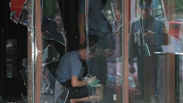 Сотрудники полиции работают на месте инцидента в спорт-баре на Щербаковской улице в Москве