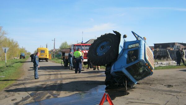 Школьный автобус и трактор столкнулись в Курганской области