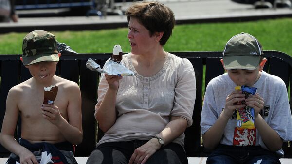Горожане кушают мороженое. Архивное фото