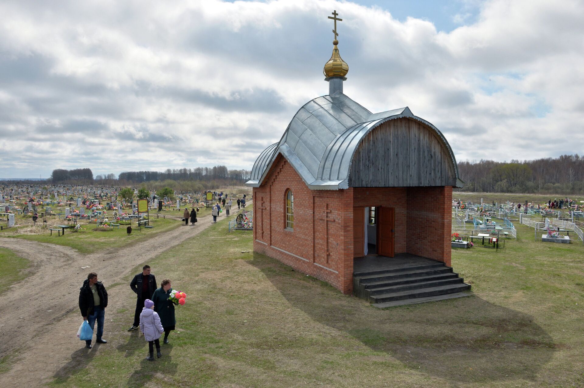 Жители города Тара Омской области на кладбище в день Радоницы - РИА Новости, 1920, 12.04.2022