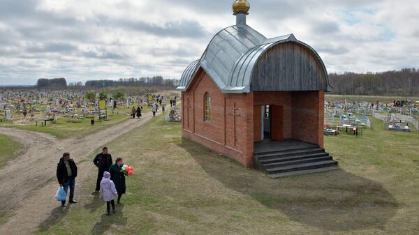 Посещение кладбищ в день Радоницы. Архив