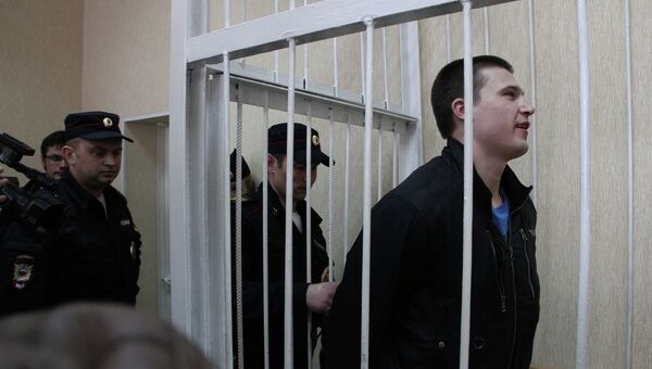 Подсудимый Анатолий Мартыненко в зале суда (в клетке)