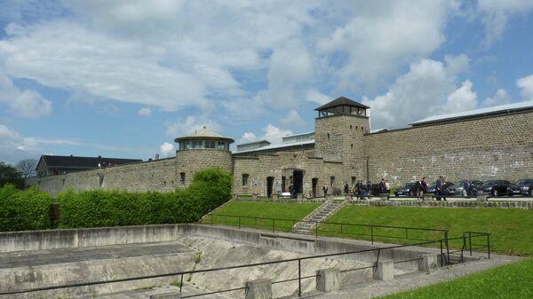 Вид на ворота концентрационного лагеря Маутхаузен в Австрии. Архивное фото
