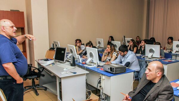 Руководитель Корпоративного учебного центра РИА Новости Олег Щедров выступает в школе для молодых журналистов