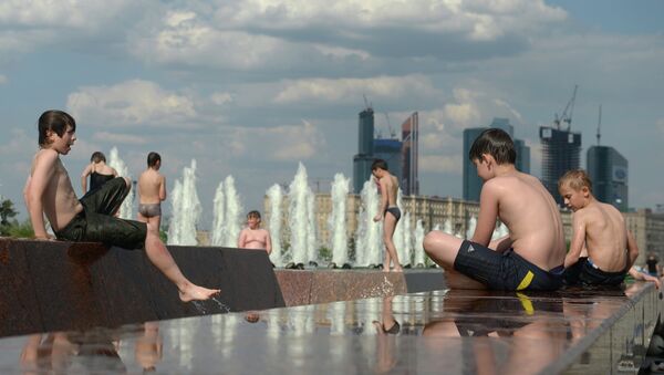 Дети отдыхают у фонтана на Поклонной горе в Москве