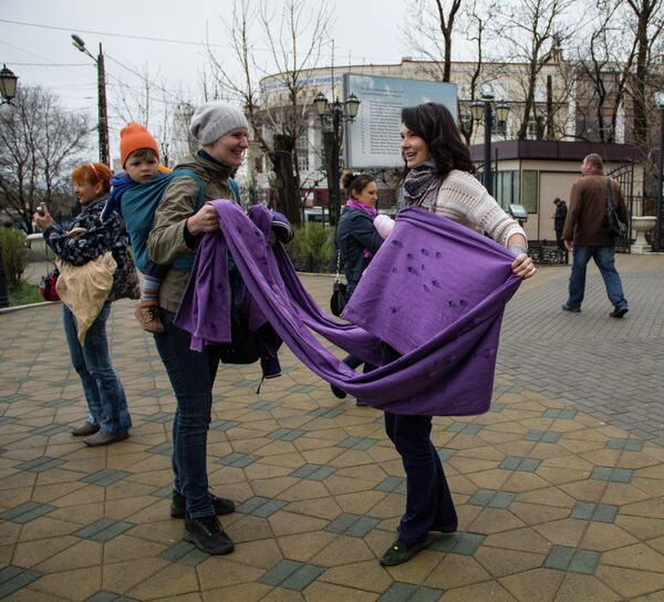 Мамы Владивостока провели Слингошествие во Владивостоке