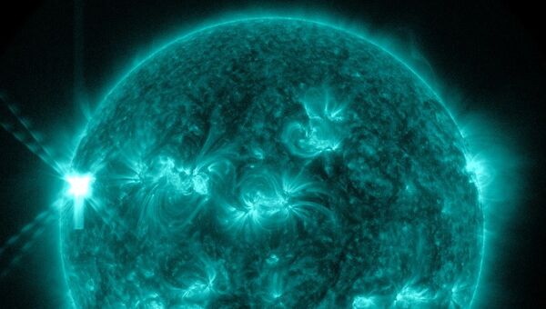 Рентгеновская вспышка класса X1.2 в активной области 1748 на Солнце в 05.48 мск 15 мая 2013 года