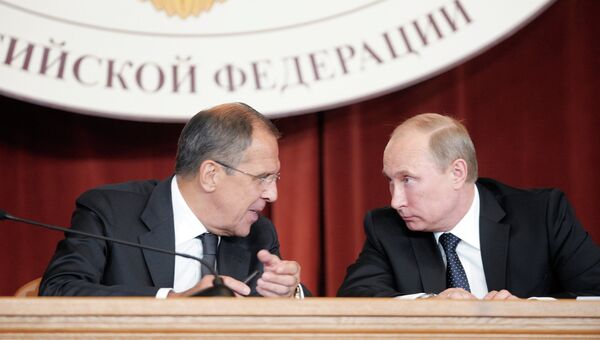 Президент РФ Владимир Путин (справа) и министр иностранных дел РФ Сергей Лавров . Архивное фото